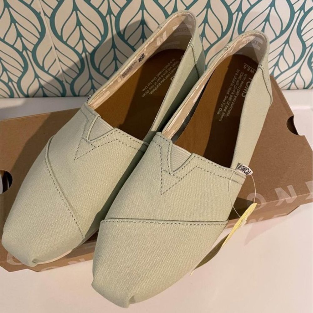 NWT TOMS Classic Mint 8.5